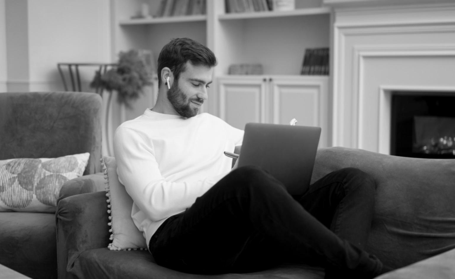 Student analysiert Budget-Übersicht am Laptop